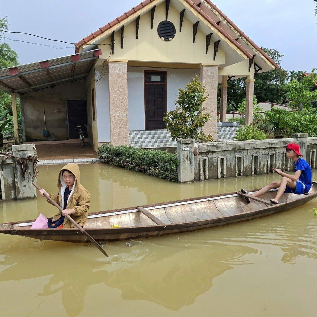 Floods kill 13 in Central Vietnam as rescue operations push forward